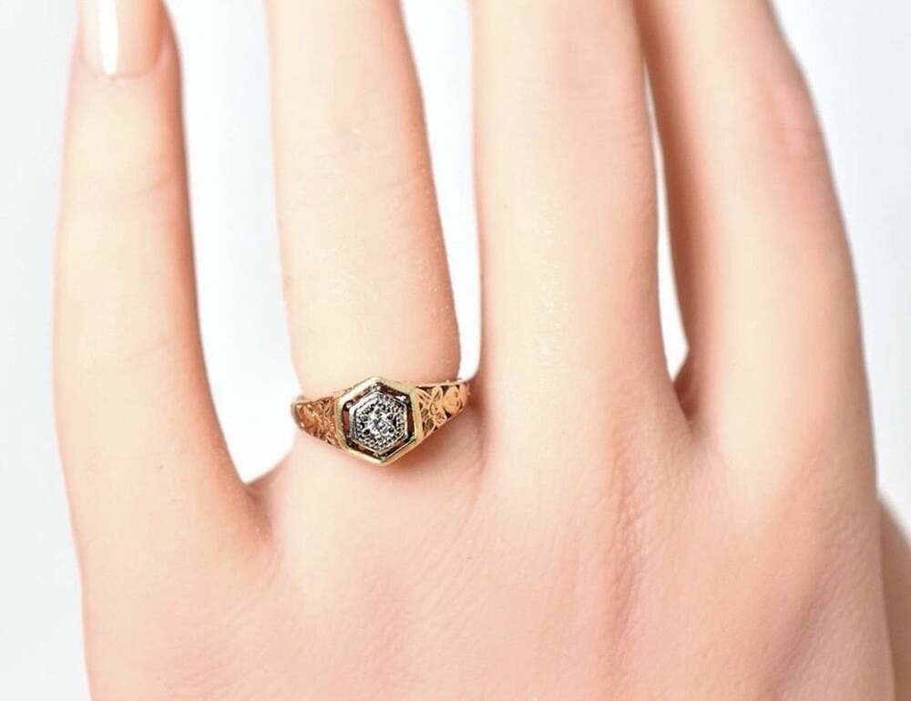Vintage 10K Yellow Gold Diamond Hexagon Floral Ring Size 3 Weighing 2.1 Grams
